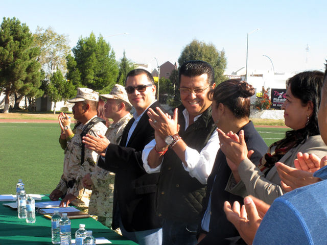 Armando Cabada, como buen Alcalde se dirijo a los Jovenes